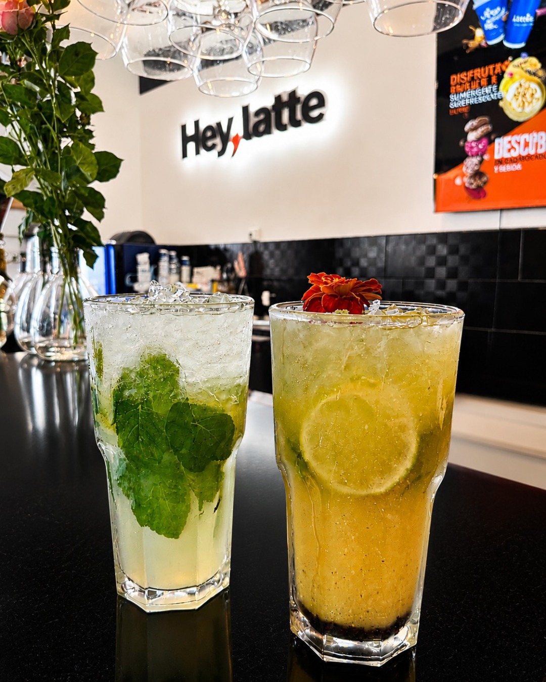 Cocktails preparados en la barra de Hey, latte