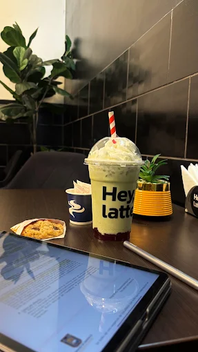 Bebida verde y tablet en una mesa de Hey, latte