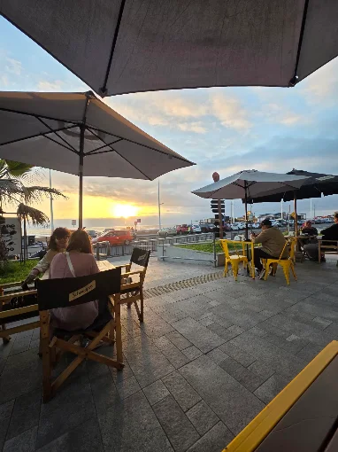 Clientes disfrutando el atardecer en la terraza de Hey, latte