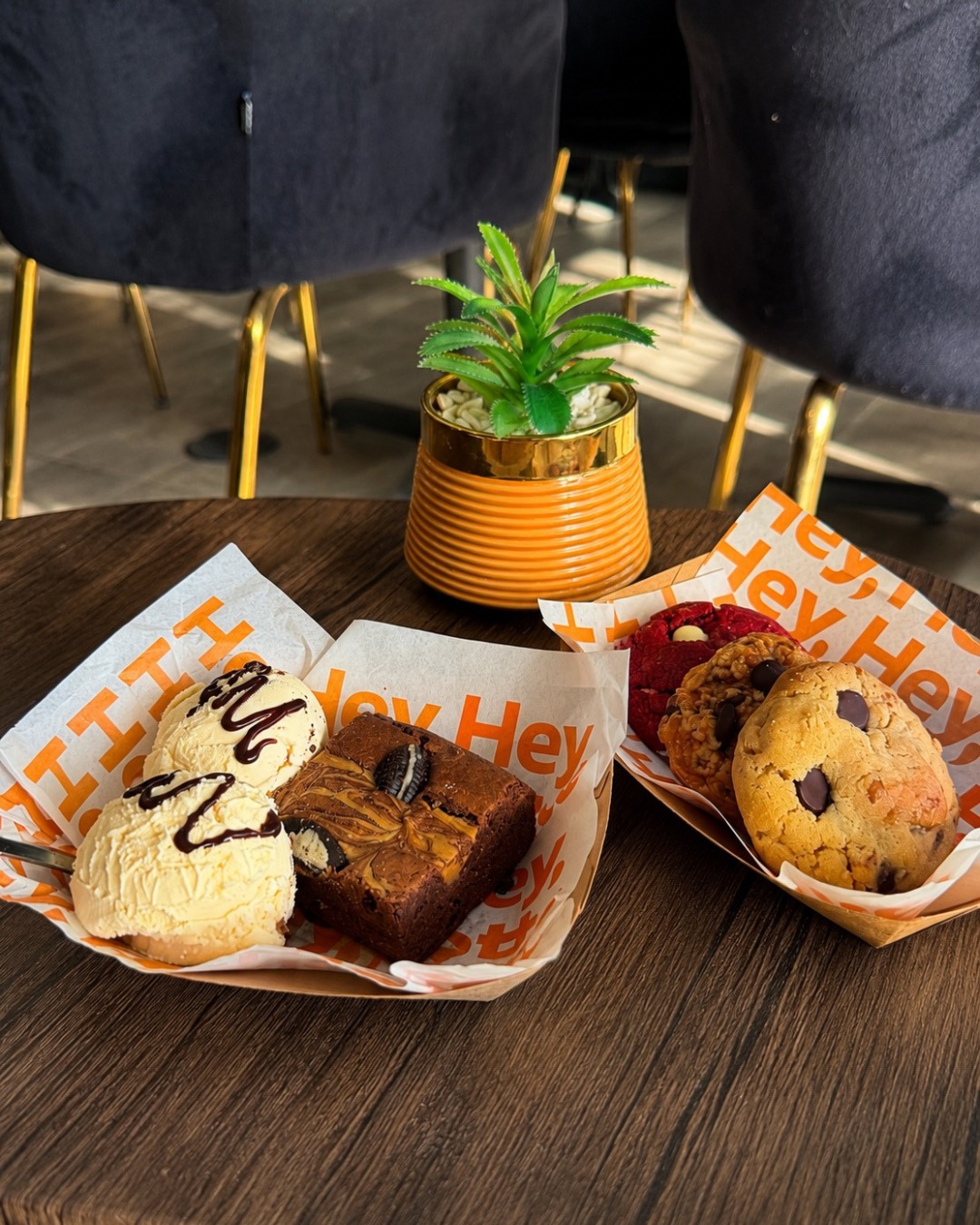 Helado, brownie y galletas servidos en Hey, latte
