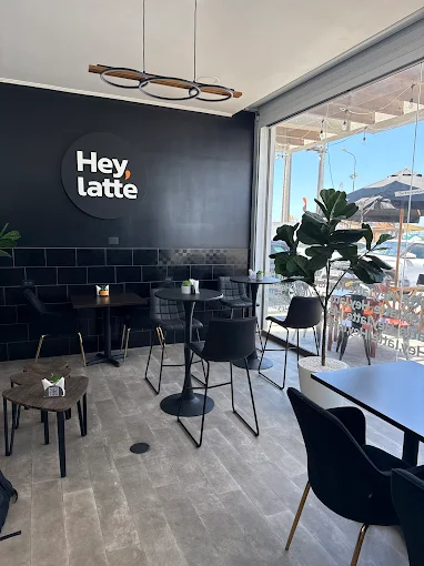 Interior de Hey, latte con vista hacia la terraza