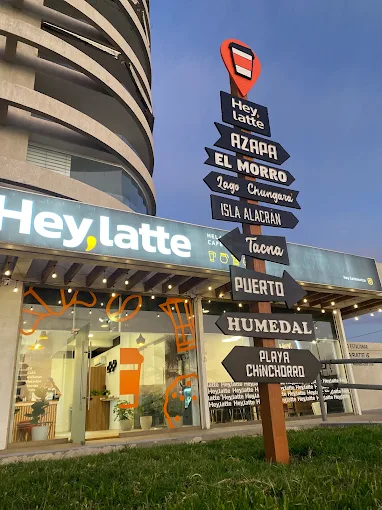 Fachada completa de Hey, latte en Raúl Pey, Arica